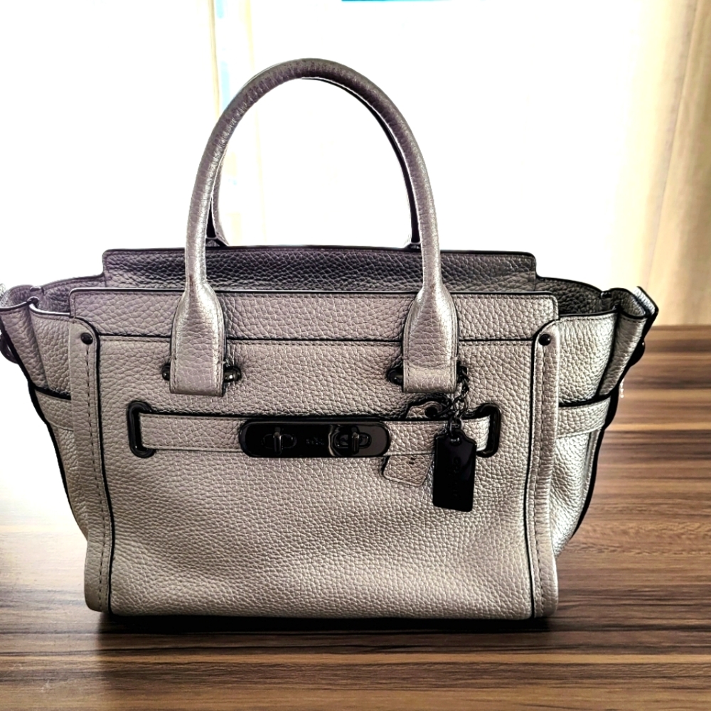NWOT COACH swagger carryall 27 in Pebble Leather Platinum